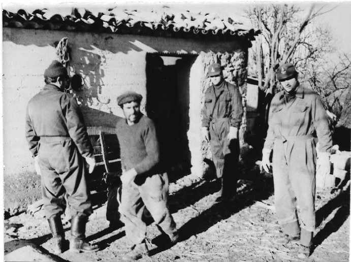 Tre pompieri e un pastore nel periodo del terremoto in Sicilia, 1968